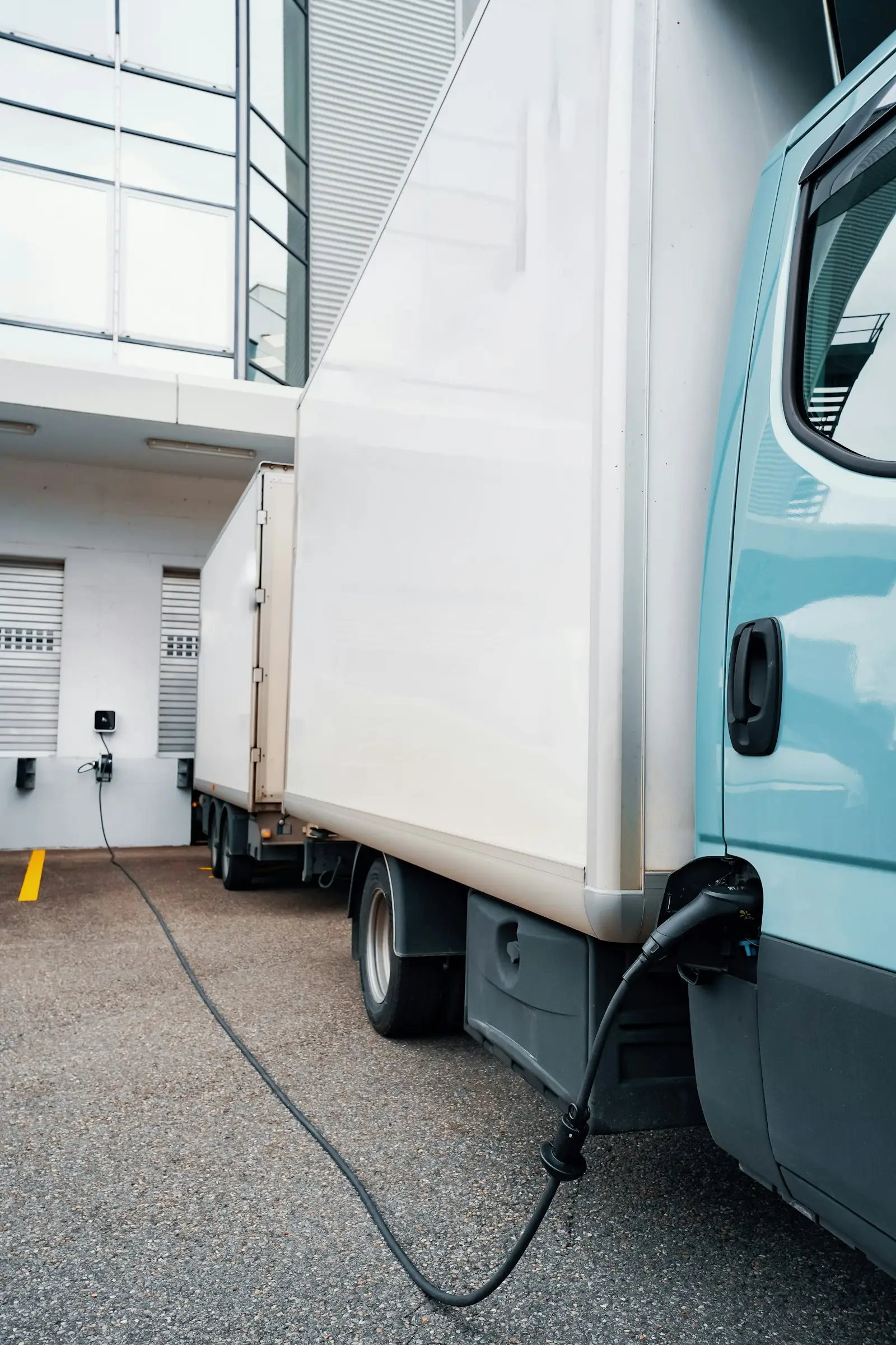 Ford Transit City: Ηλεκτρικό βαν από 36.000 ευρώ Μπλε ντελιβεράδικο βαν παρκαρισμένο μπροστά από κτίριο