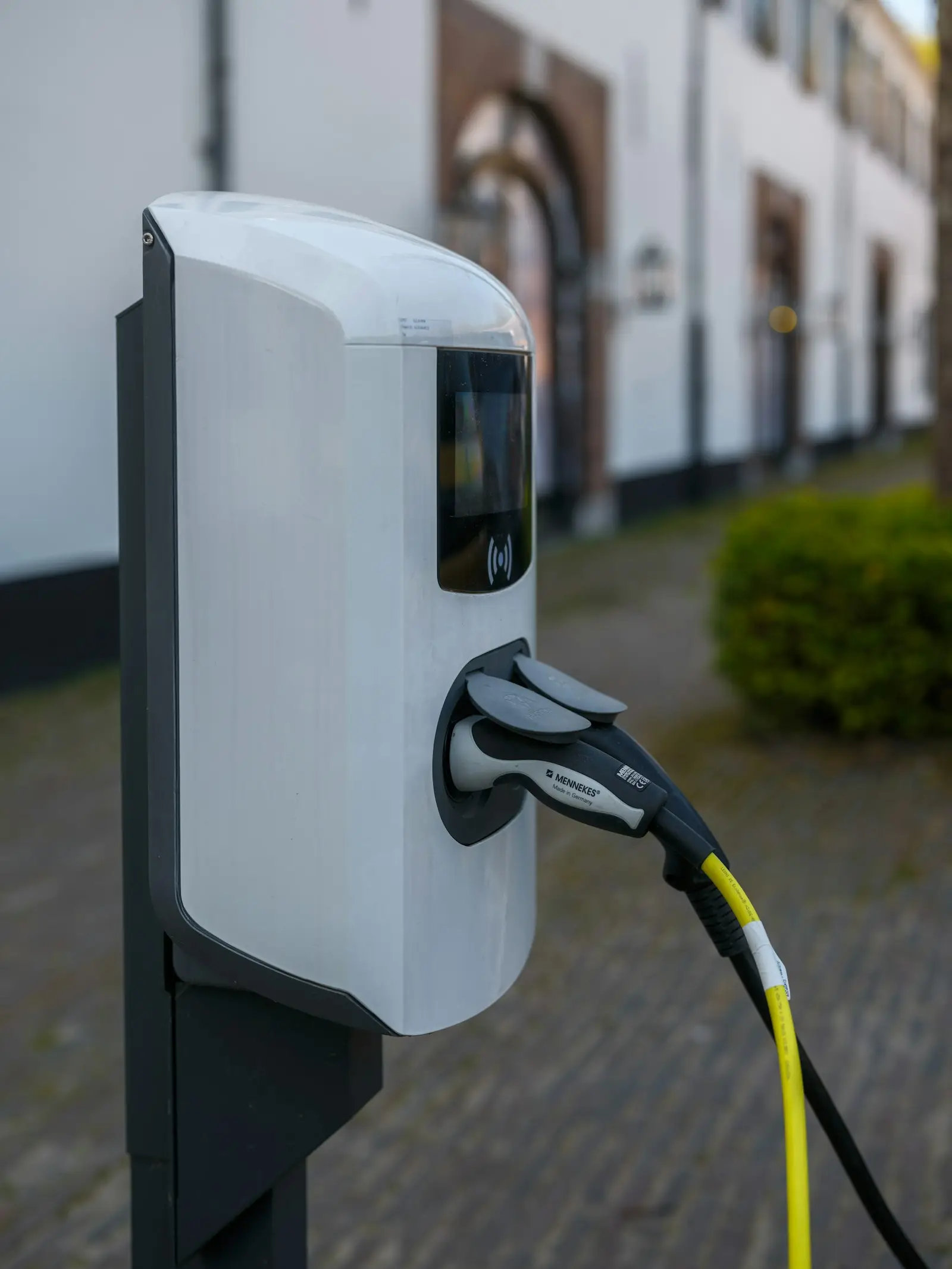 Φορτιστές 600 kW στη Μαδρίτη: ο πιο ισχυρός αστικός σταθμός Ηλεκτρικό όχημα συνδεδεμένο σε φορτιστή, φωτογραφία αρχείου για φορτιστές 600 kW