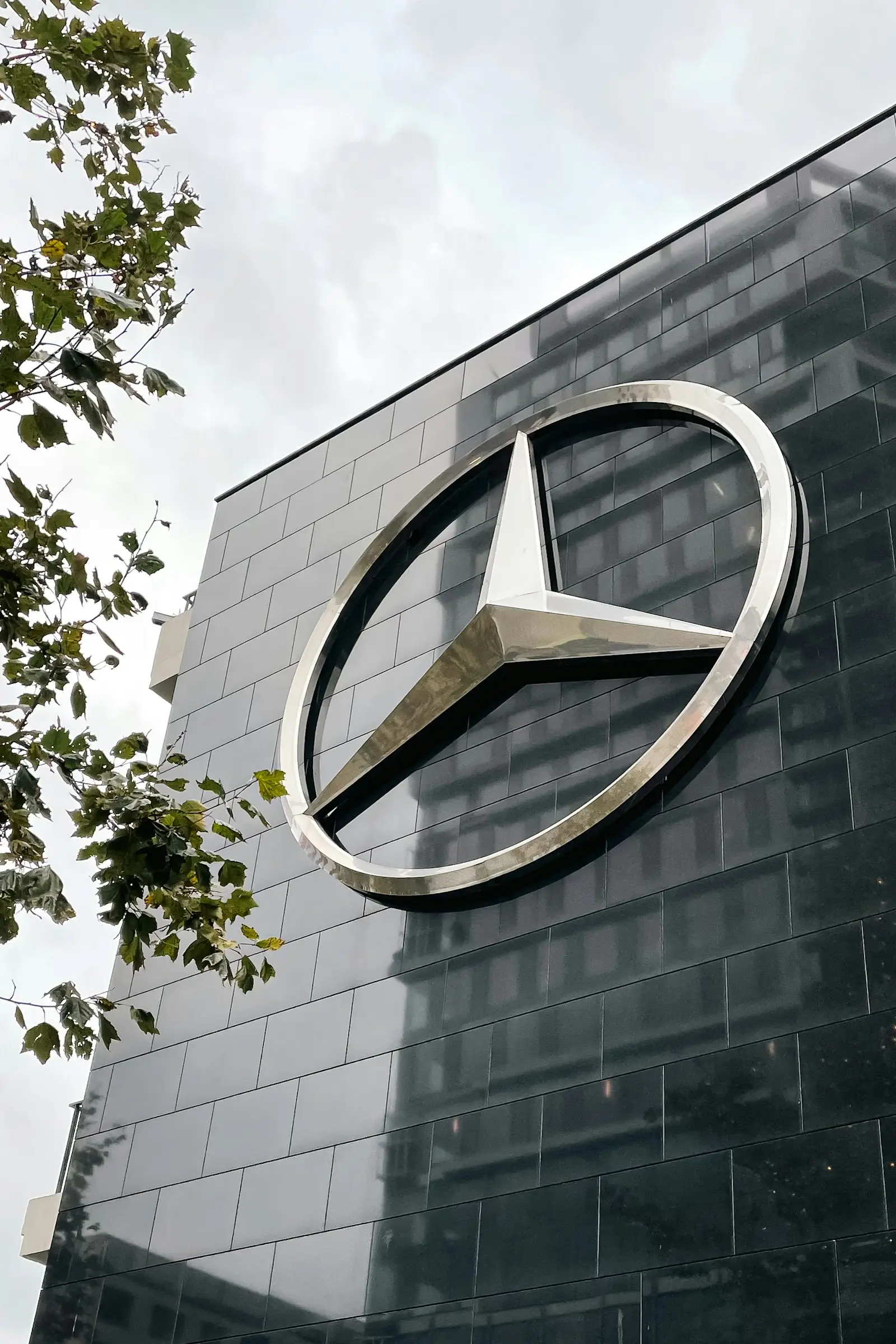 Ηλεκτρικές Mercedes: Ένα στα έξι αυτοκίνητα το Q3 Το σήμα της Mercedes-Benz σε σύγχρονο κτίριο