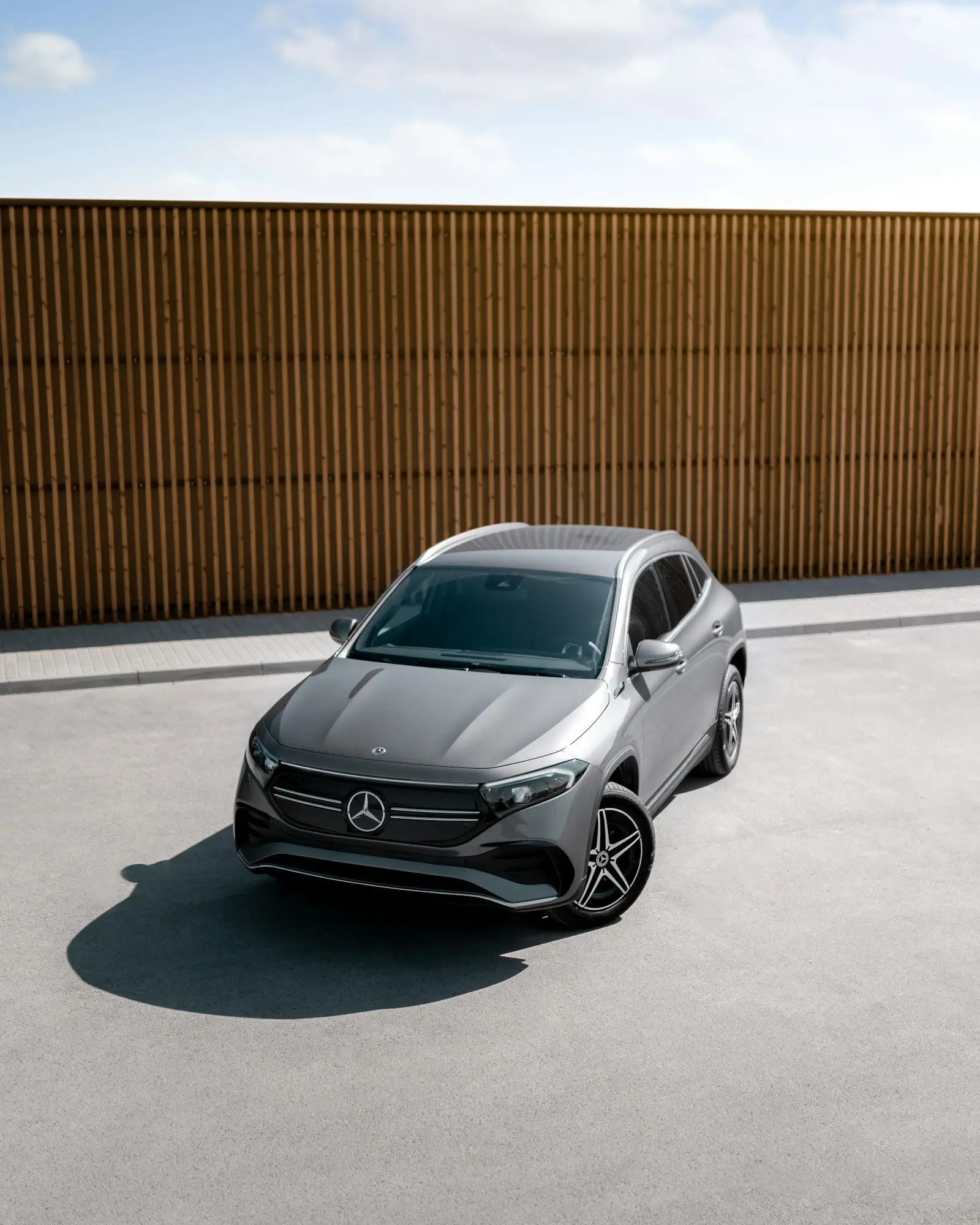 Λευκή Mercedes-Benz coupe σταθμευμένη δίπλα σε τοίχο