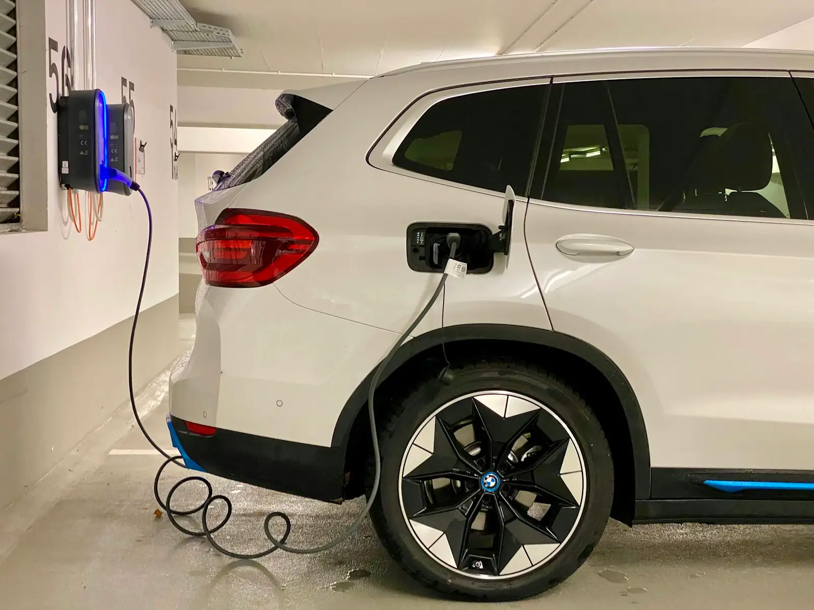 Leapmotor B03X: Τιμές στην Ελλάδα και πρώτη οδήγηση Ηλεκτρικό αυτοκίνητο συνδεδεμένο σε σταθμό φόρτισης στο Μόναχο