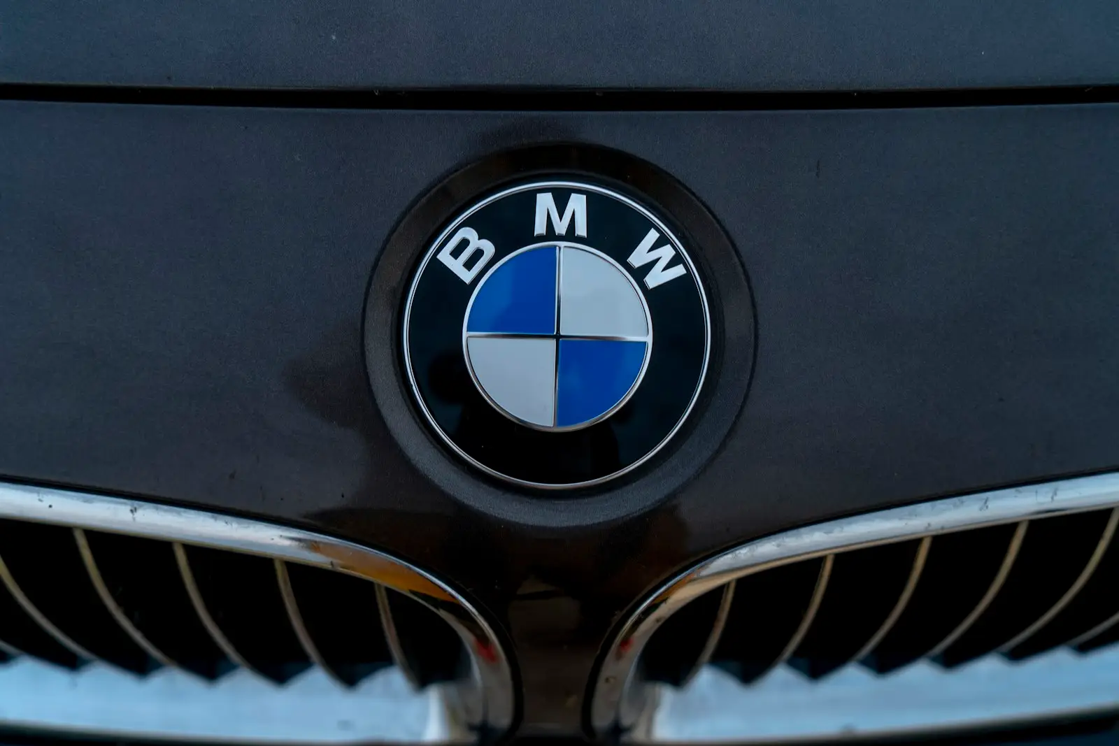Μπαταρίες Gen6: Η BMW ξεκίνησε παραγωγή στη Βαυαρία Το σήμα της BMW στο μπροστινό μέρος αυτοκινήτου, σχετικά με τις μπαταρίες Gen6 της εταιρείας