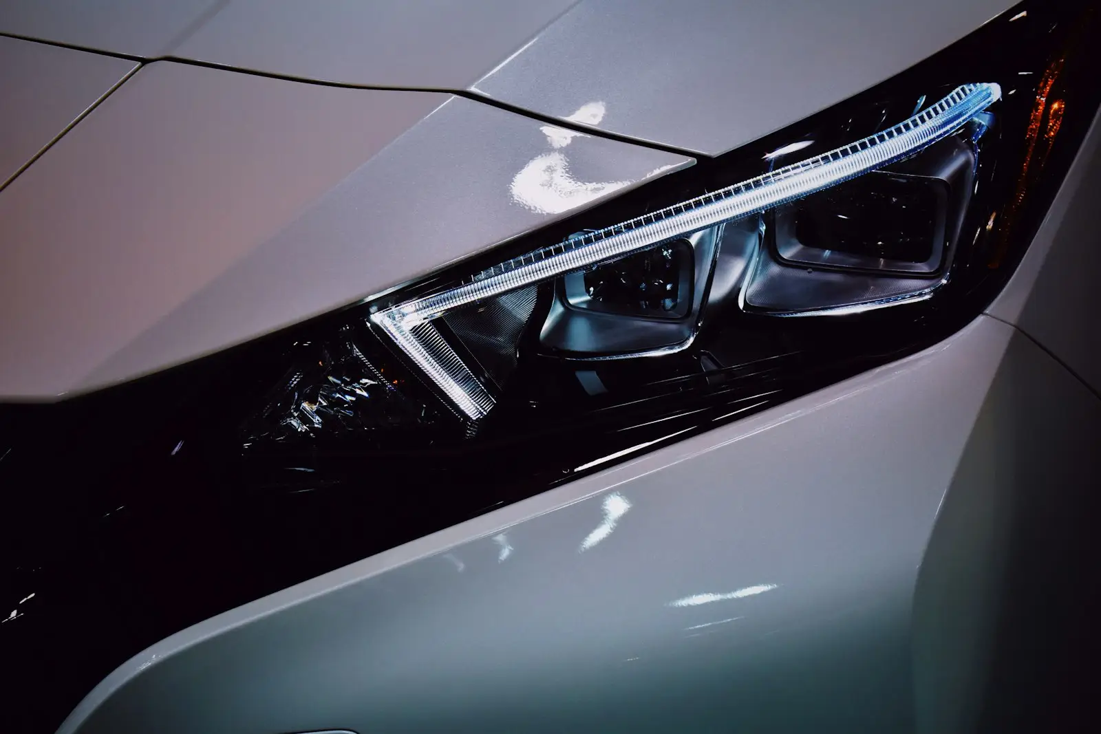 Λευκό Nissan Leaf, φωτογραφία αρχείου από παλαιότερο μοντέλο