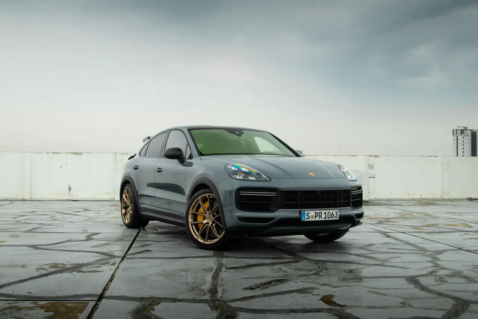 Γκρι Porsche Cayenne σε χώρο στάθμευσης (φωτογραφία αρχείου, όχι η ηλεκτρική έκδοση)