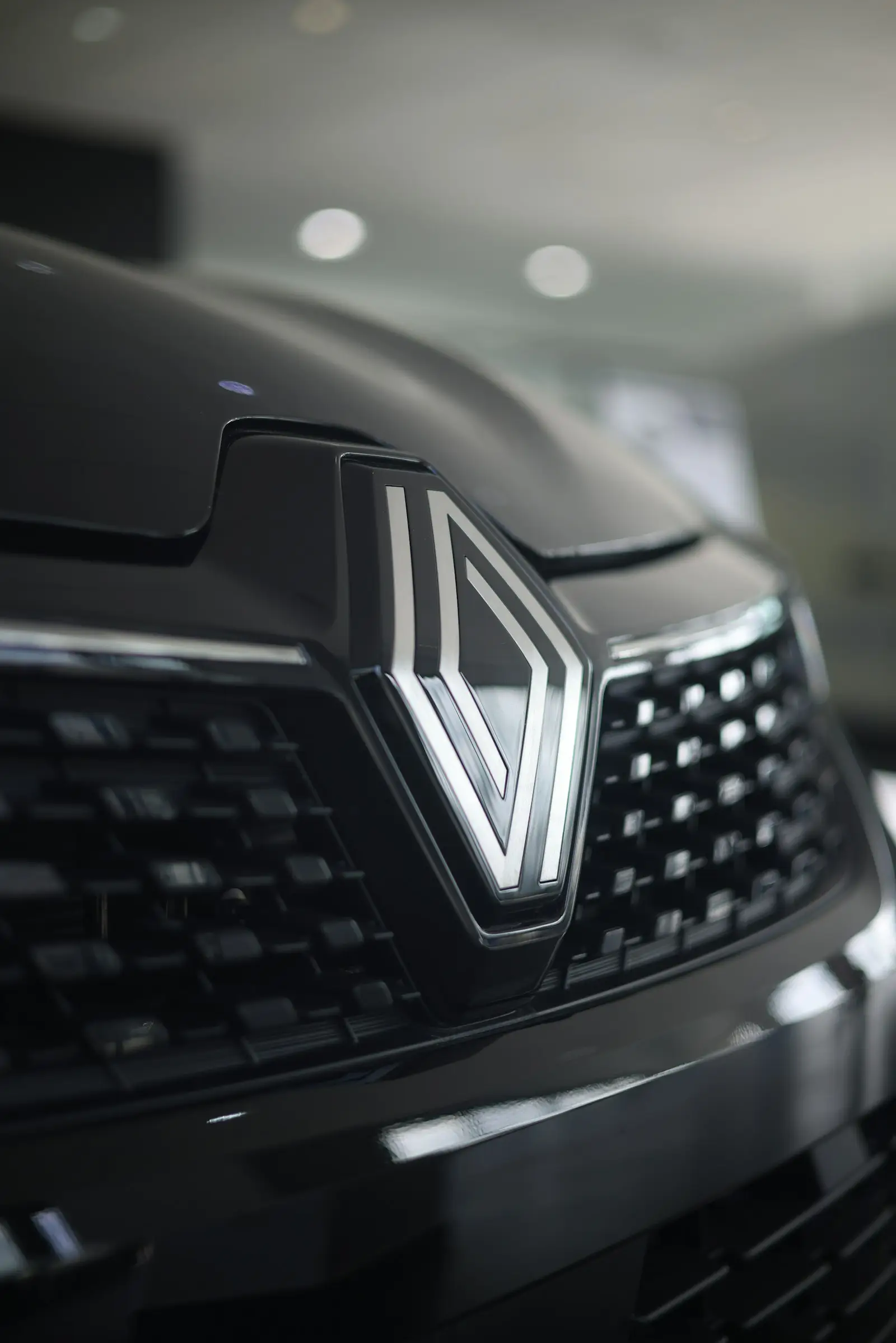 Renault: Επενδύσεις άνω των 10 δισ. ευρώ στη Γαλλία Το σήμα της Renault στο μπροστινό μέρος αυτοκινήτου