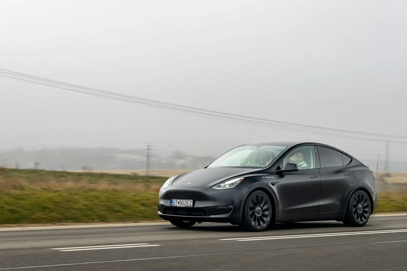 Ταξινομήσεις Tesla: Άνοδος 61,9% στη Γαλλία τον Σεπτέμβριο Tesla Model Y σε επαρχιακό δρόμο, φωτογραφία αρχείου για τις ταξινομήσεις Tesla