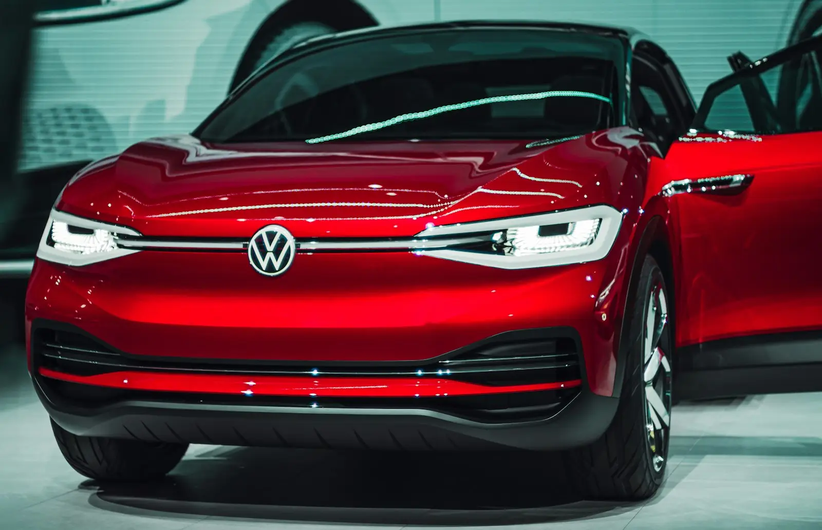 Κόκκινο Volkswagen ID. Crozz στην έκθεση IAA της Φρανκφούρτης, φωτογραφία αρχείου για τα Volkswagen ηλεκτρικά