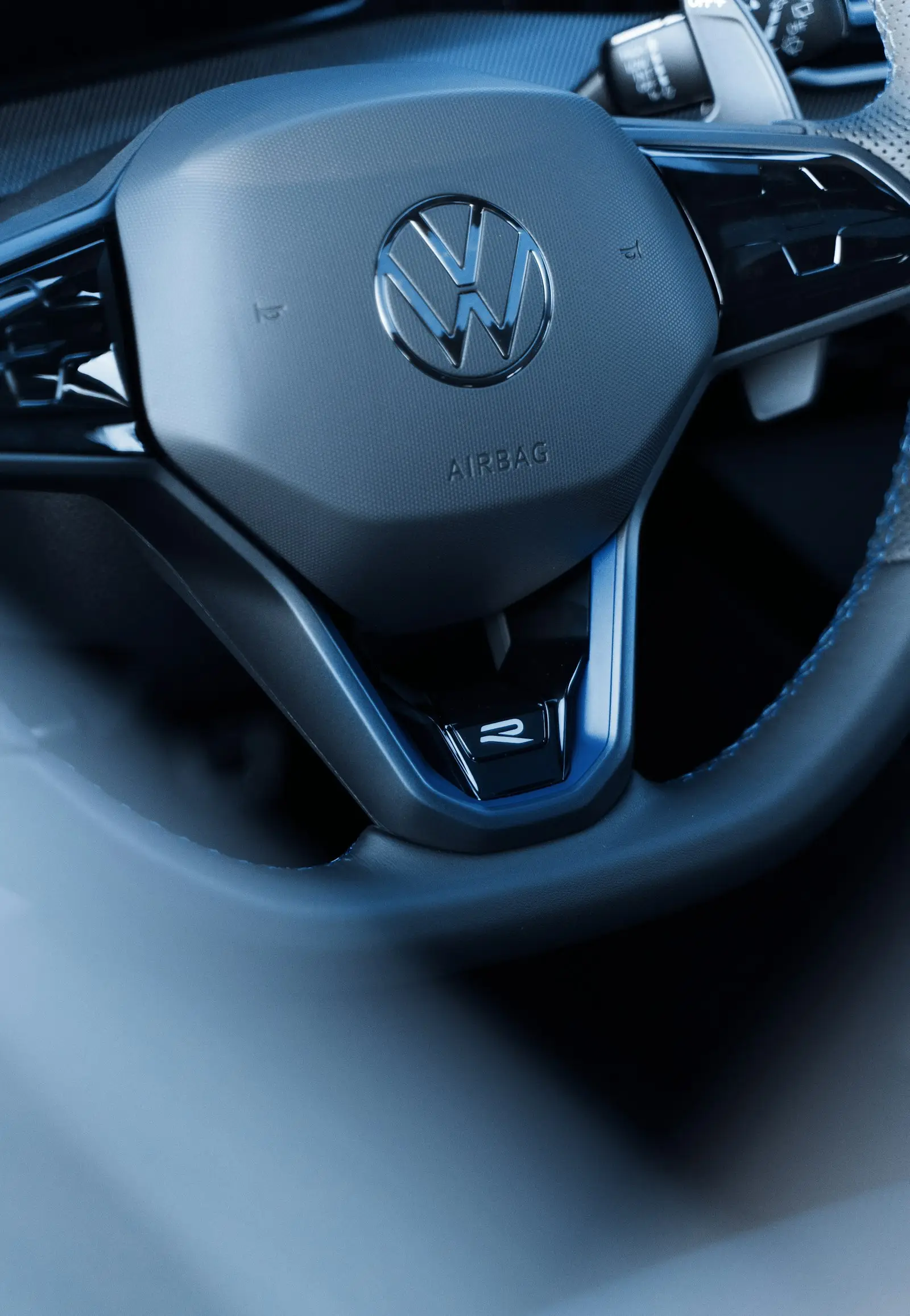 Volkswagen Wayve: Συνεργασία για αυτόνομη οδήγηση Close-up του τιμονιού ενός Volkswagen, σχετικά με τη συνεργασία Volkswagen Wayve
